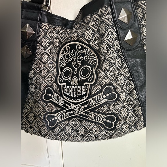Skull black and white loungefly handbag. - Picture 2 of 8